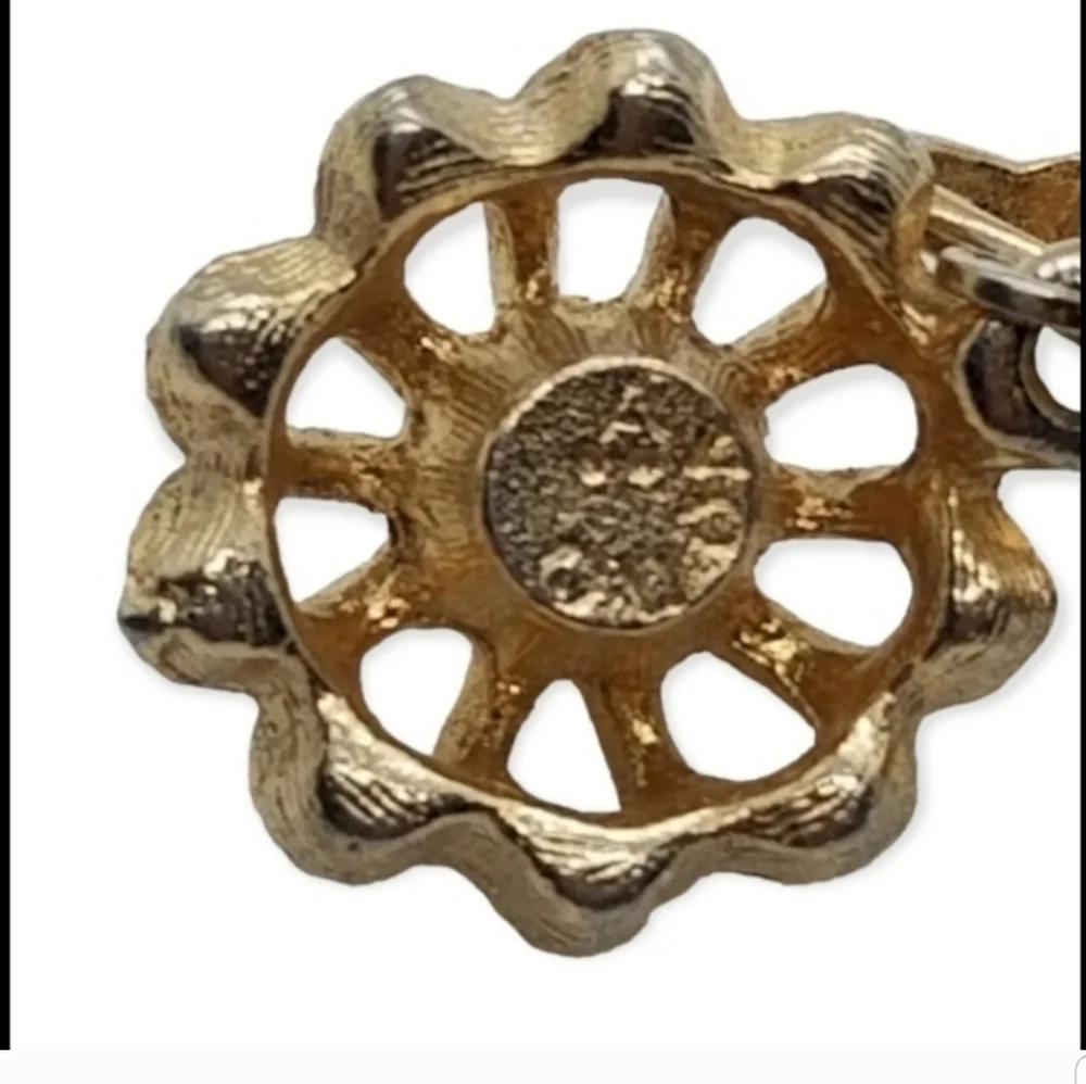 AVON VINTAGE GOLDTONED & FAUX PEARL DAISY  DROP CLIP ON EARRINGS